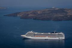 Kreuzfahrtschiff in der Caldera - Santorin