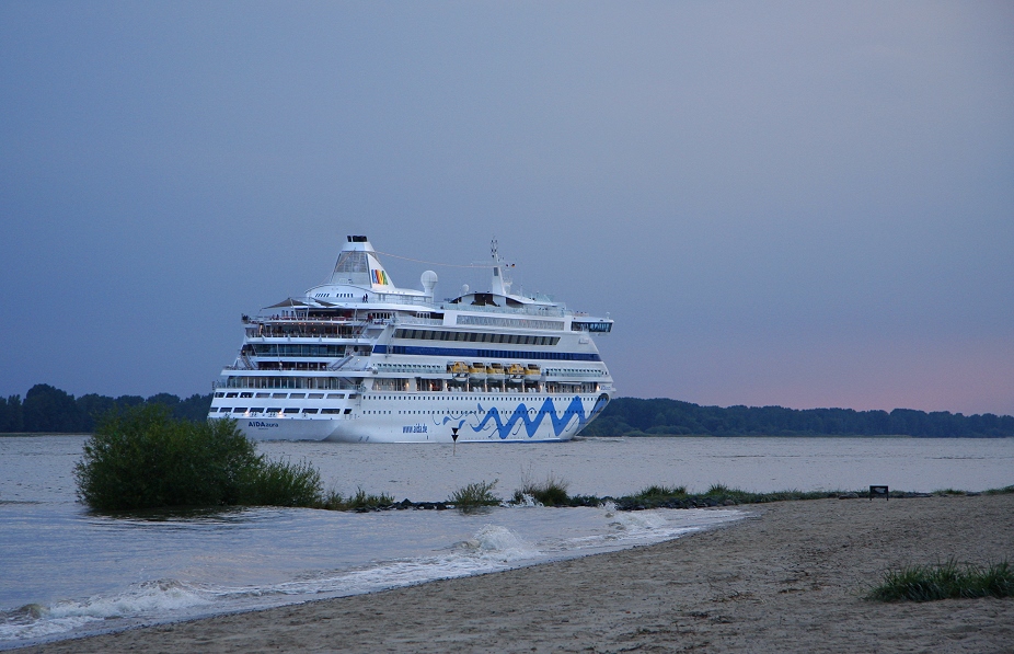 Kreuzfahrtschiff in Hamburg