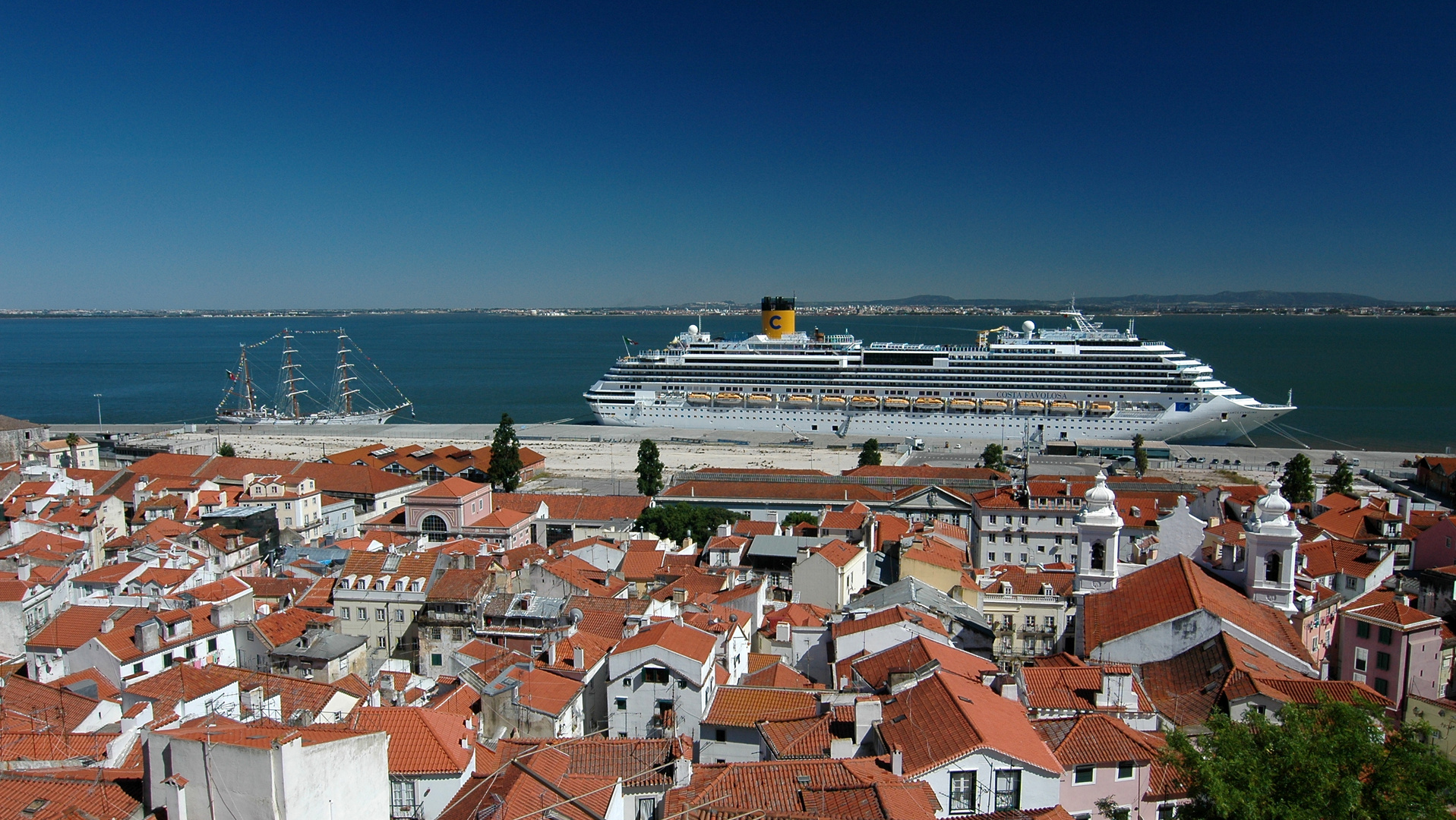 Kreuzfahrtschiff in Lissabon