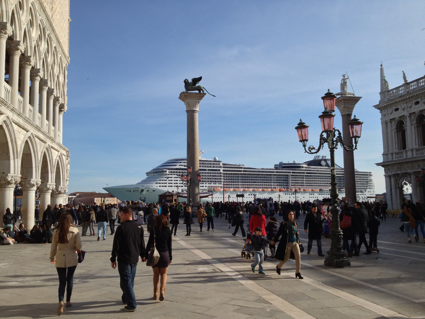 Kreuzfahrtschiff in Venedig Markusplatz neben den Gondeln