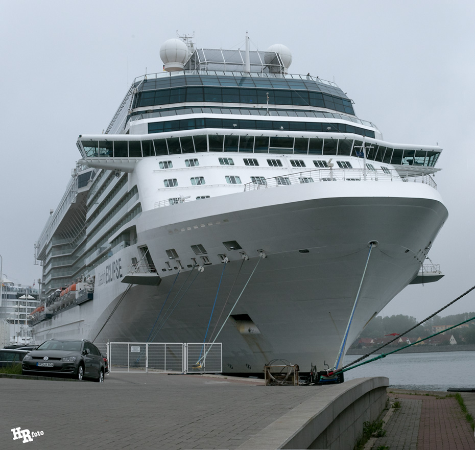 Kreuzfahrtschiff in Warnemünde