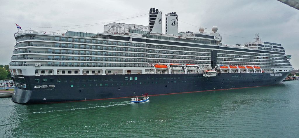 Kreuzfahrtschiff in Warnemünde