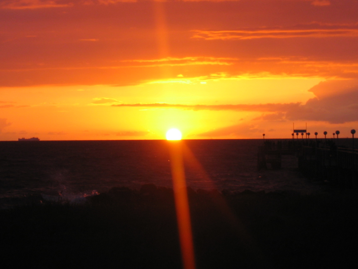 Kreuzfahrtschiff oder Fähre im Abendlicht der Ostsee 2004