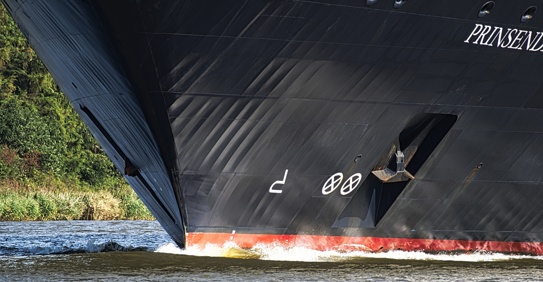 Kreuzfahrtschiff passiert NOK