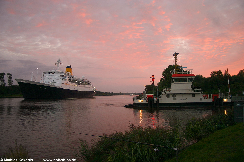 Kreuzfahrtschiff Saga Rose auf abendlicher Kanalfahrt