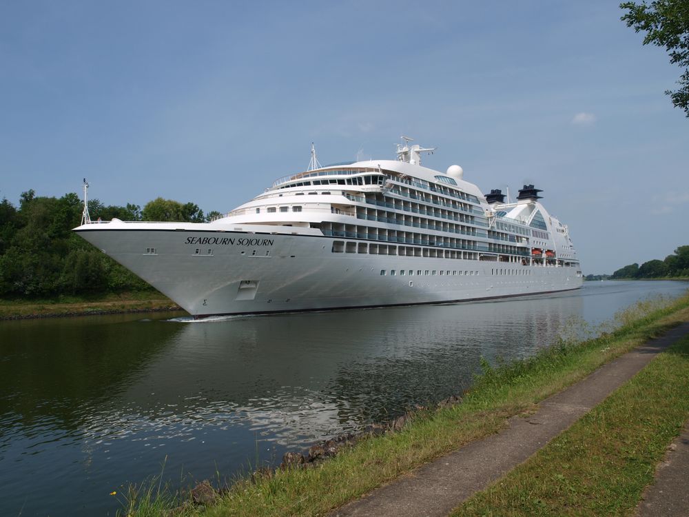 Kreuzfahrtschiff SEABOURN SOJOURN auf dem Nord-Ostsee-Kanal