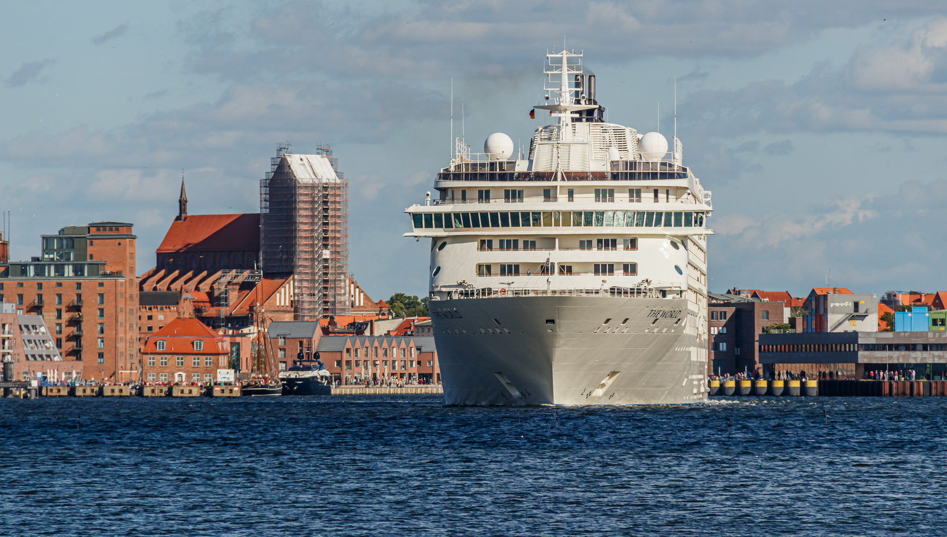 Kreuzfahrtschiff "The World" beim Auslaufen aus dem Hafen in Wismar