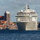 Kreuzfahrtschiff "The World" beim Auslaufen aus dem Hafen in Wismar