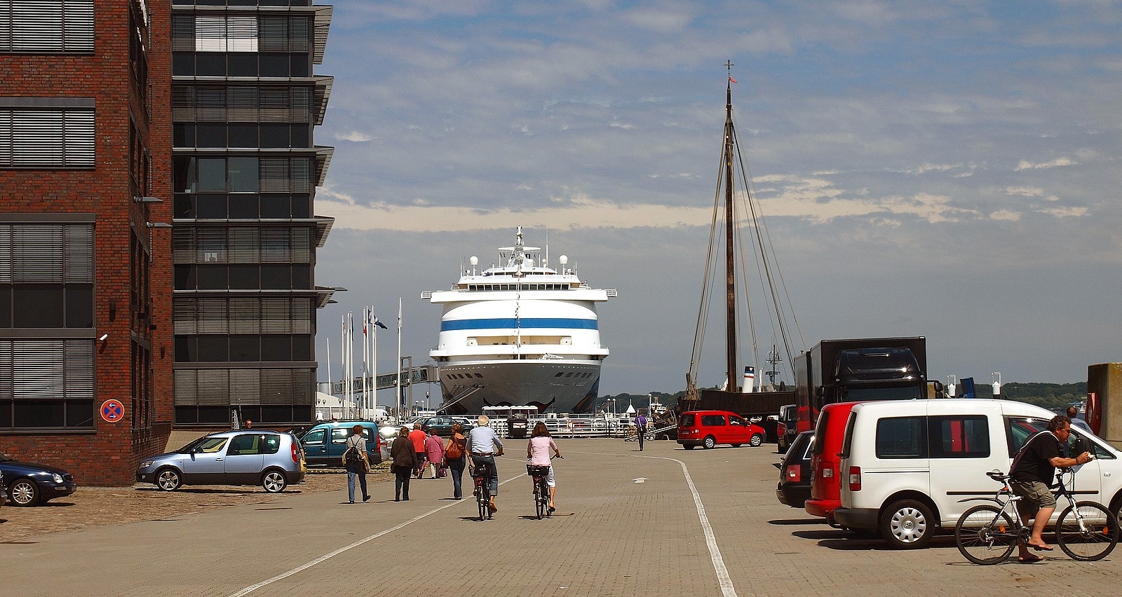 Kreuzfahrtschiff und Hansekogge in ihrer (aktuellen) natürlichen Umgebung