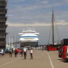 Kreuzfahrtschiff und Hansekogge in ihrer (aktuellen) natürlichen Umgebung