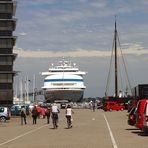 Kreuzfahrtschiff und Hansekogge in ihrer (aktuellen) natürlichen Umgebung