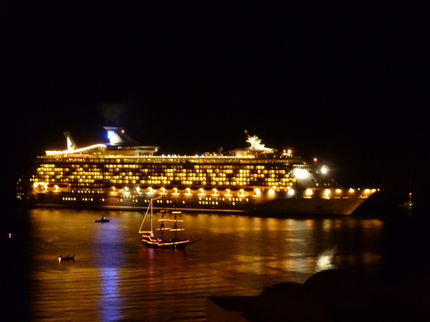 Kreuzfahrtschiff und Piratenboot in San Lucas bei Nacht