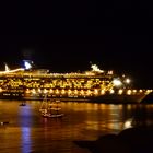 Kreuzfahrtschiff und Piratenboot in San Lucas bei Nacht