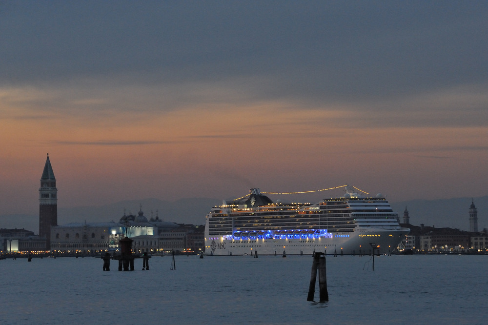 Kreuzfahrtschiff verlässt Venedig