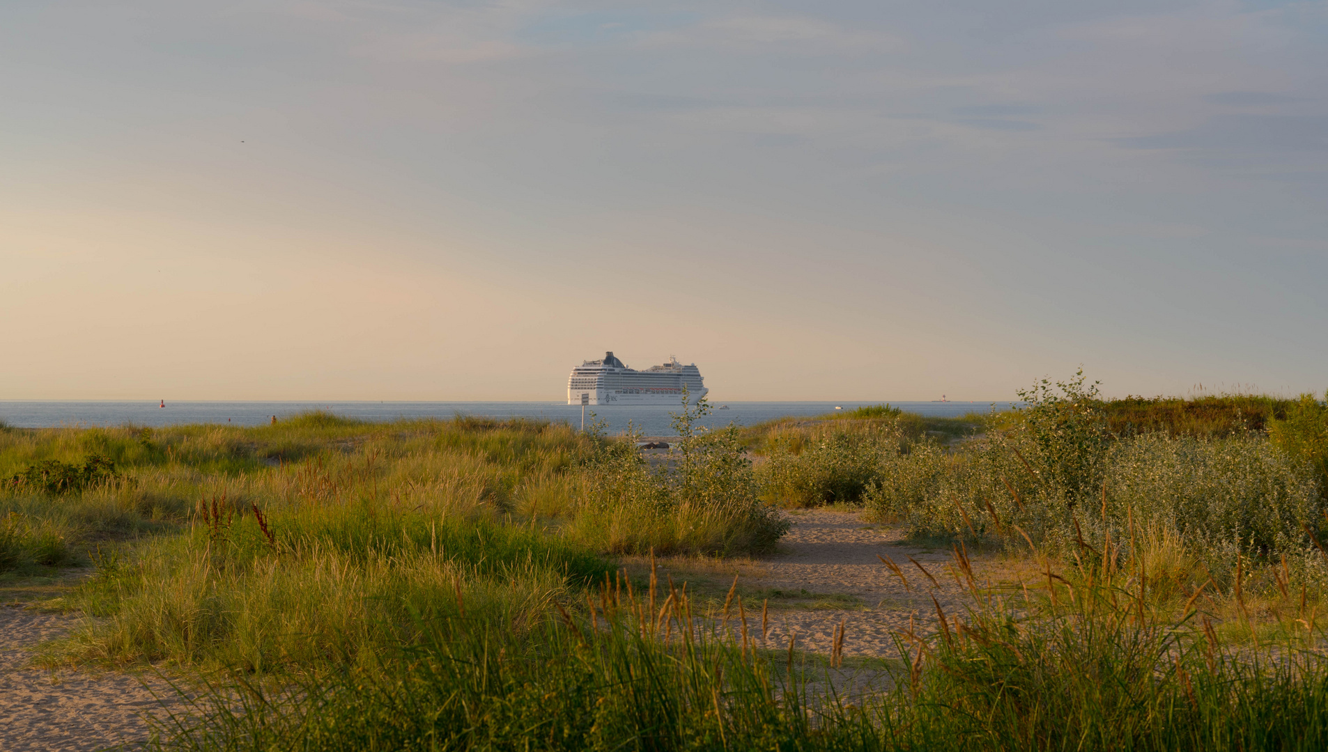 Kreuzfahrtschiff vom Strand aus gesehen