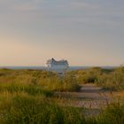 Kreuzfahrtschiff vom Strand aus gesehen