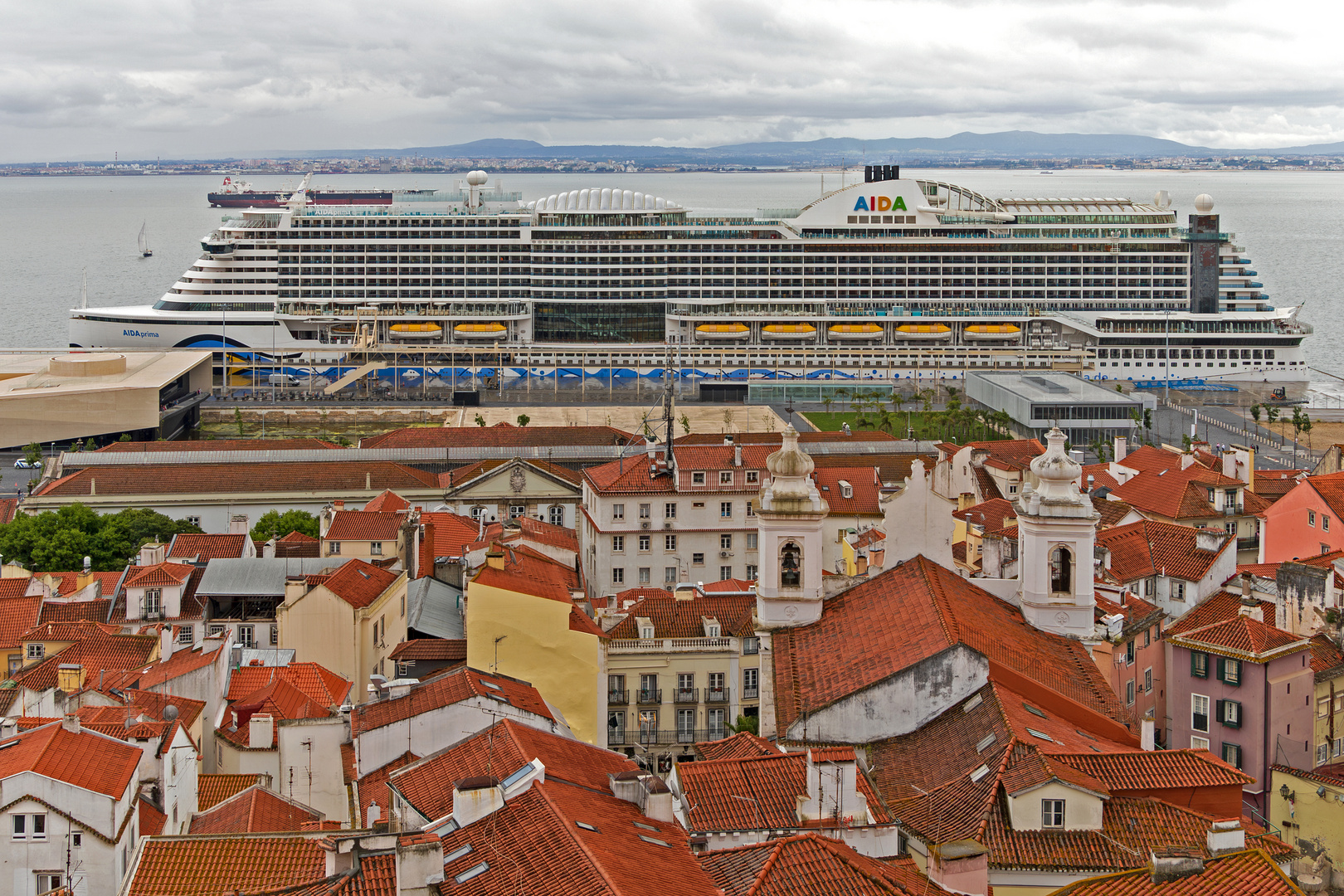 Kreuzfahrtschiff vor der Altstadt, Lissabon