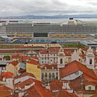 Kreuzfahrtschiff vor der Altstadt, Lissabon