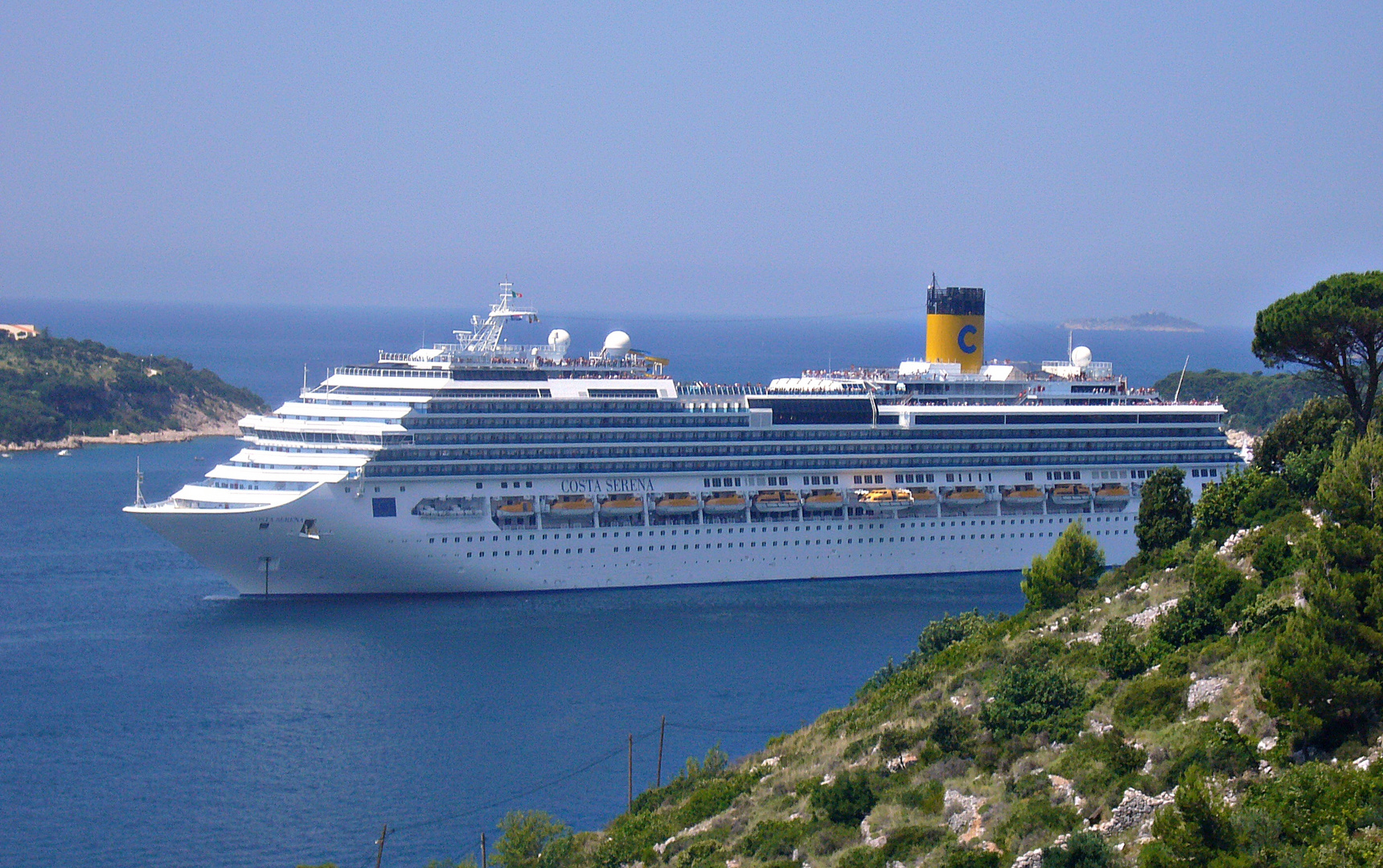 Kreuzfahrtschiff vor Dubrovnik