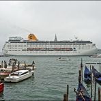 Kreuzfahrtschiff vor San Giorgio