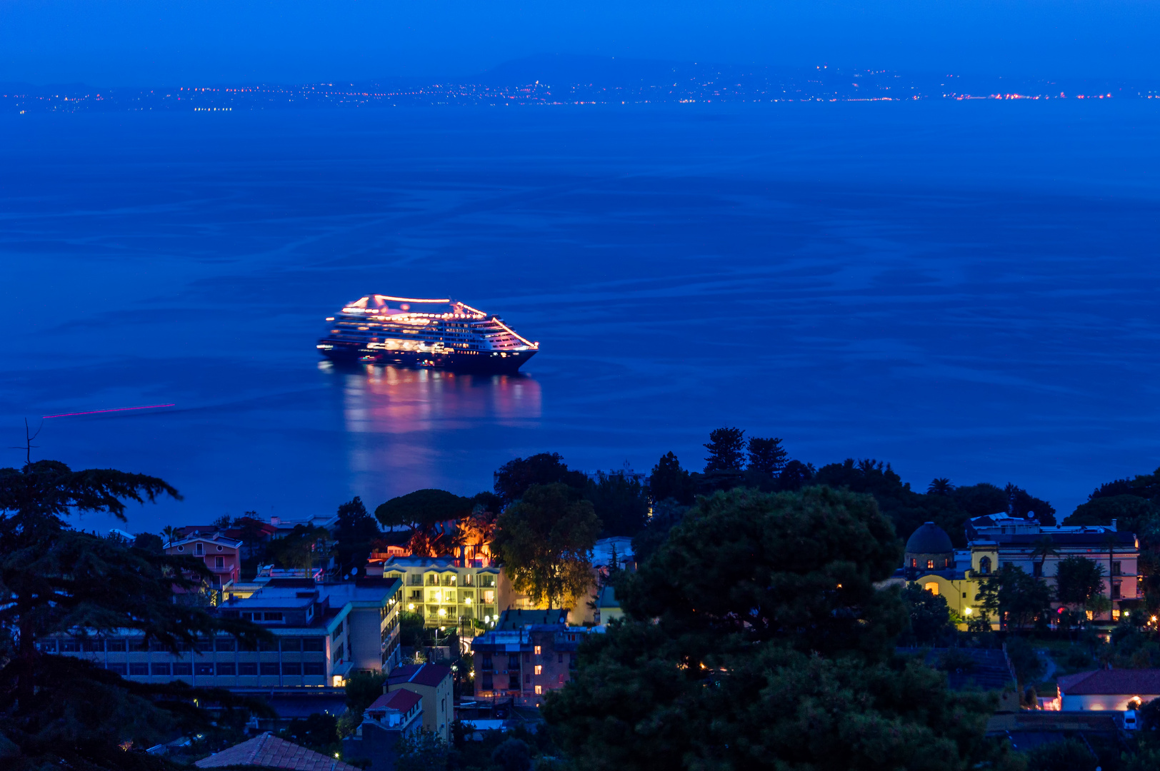 Kreuzfahrtschiff vor Sorrent