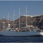 Kreuzfahrtschiff Wind Surf vor Santorin