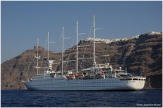 Kreuzfahrtschiff Wind Surf vor Santorin