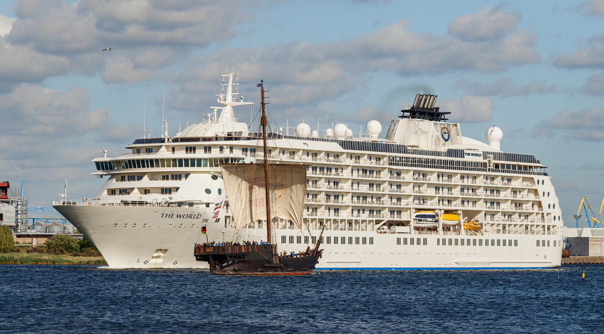 Kreuzfahrtschiff /Wohnschiff "The World "in Wismar  -Bild 2