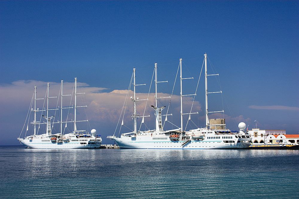 Kreuzfahrtschiffe der Luxusklasse im Hafen von Rhodos