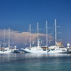 Kreuzfahrtschiffe der Luxusklasse im Hafen von Rhodos