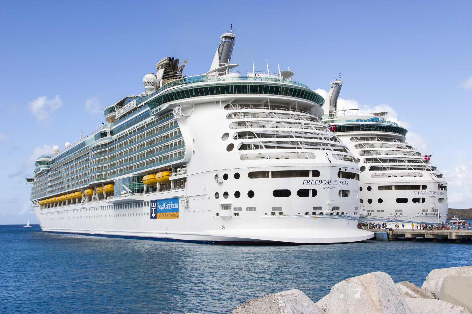 Kreuzfahrtschiffe Freedom und Navigator of the Seas im Hafen von Philippsburg, St. Maaten 