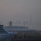 Kreuzfahrtschiffe vor Skyline