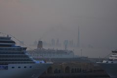 Kreuzfahrtschiffe vor Skyline