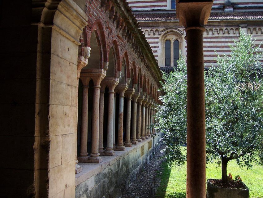 Kreuzgang an der Basilica St. Zeno, Verona