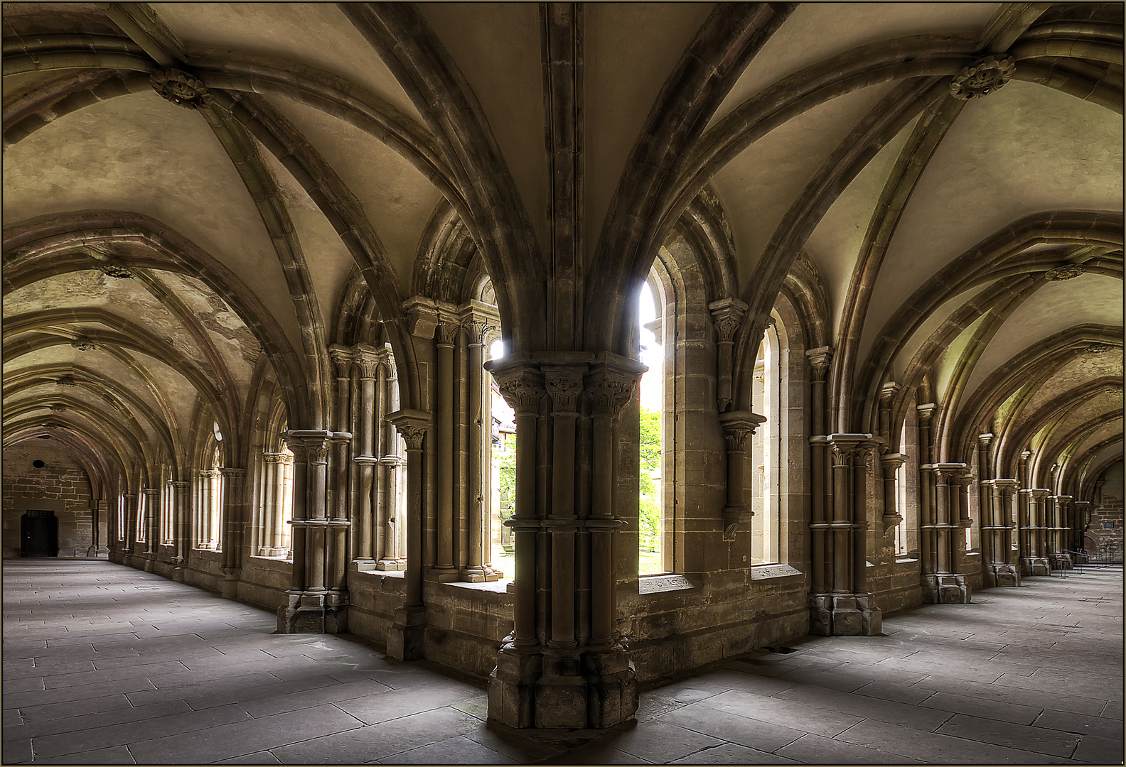 KREUZGANG IM KLOSTER MAULBRONN