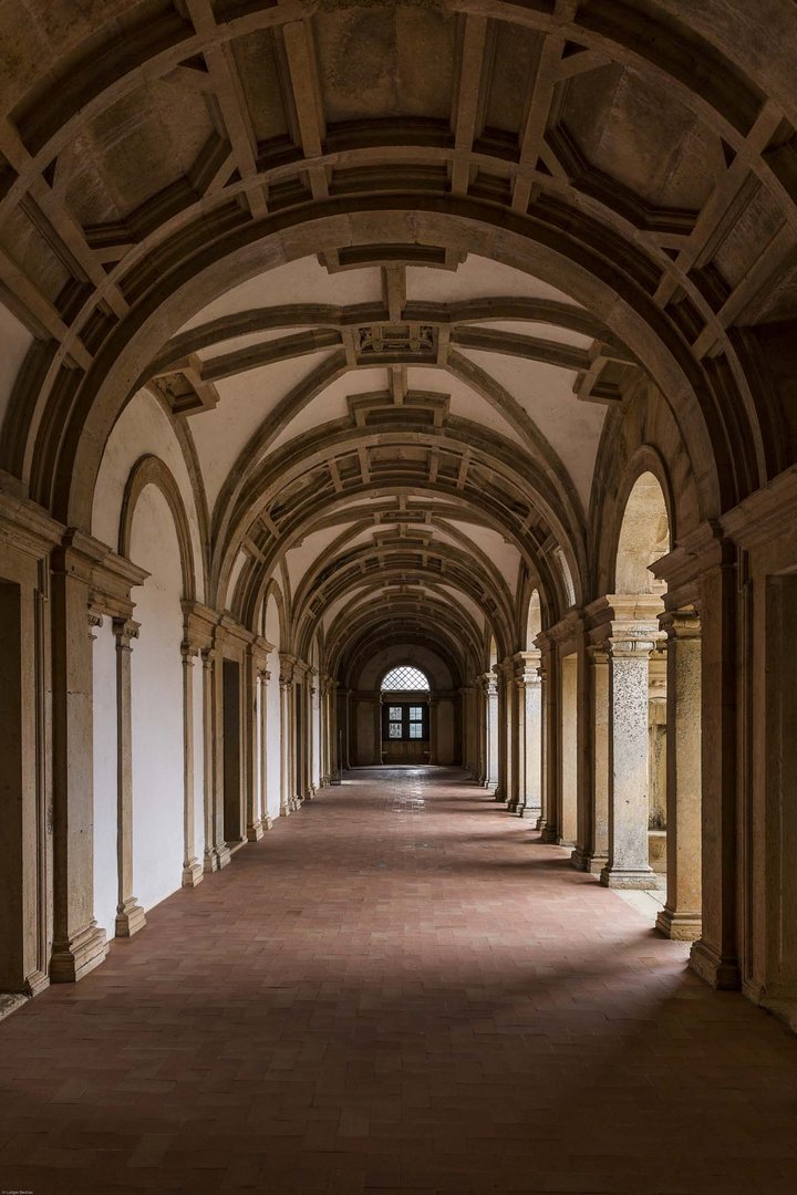 Kreuzgang in der Templerburg in Tomar, Portugal