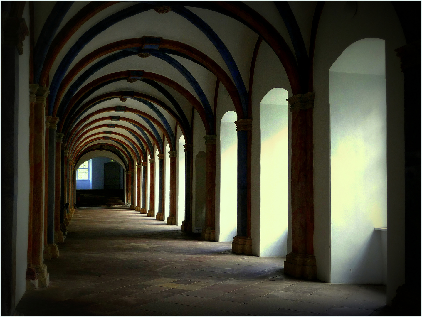 Kreuzgang mit Durchblick