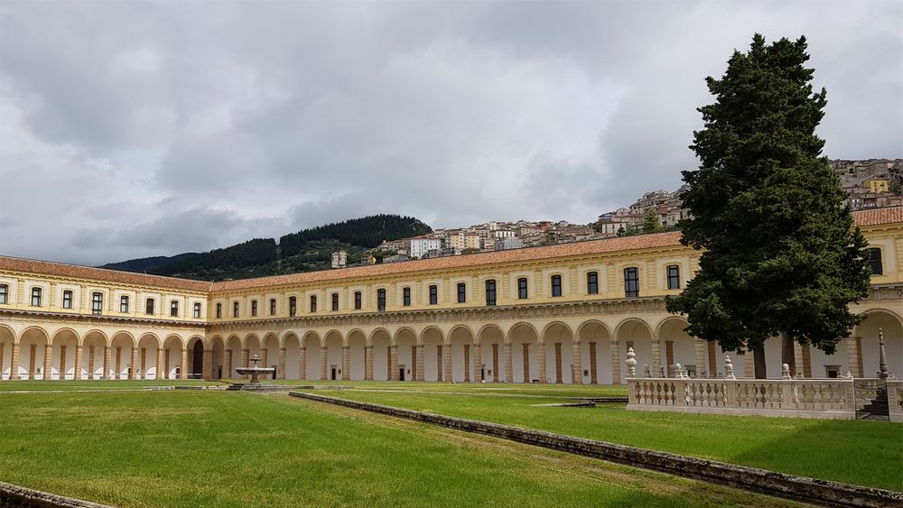 Kreuzgang mit Friedhof