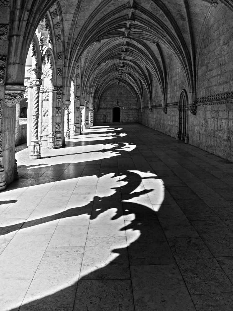 Kreuzgang mit Schatten