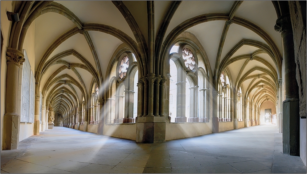 Kreuzgang zwischen Dom und Liebfrauenkirche in Trier