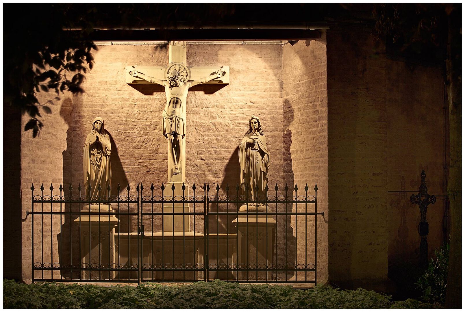 Kreuzigung - Figurendenkmal an der Kath. Pfarrkirche St. Hubert