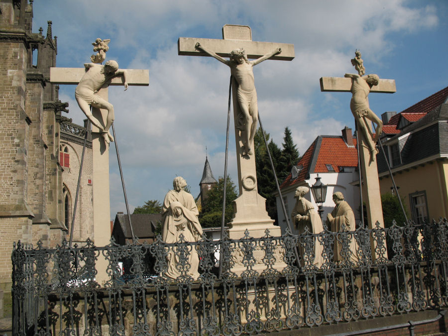 Kreuzigungsgruppe vor dem Xantener Dom