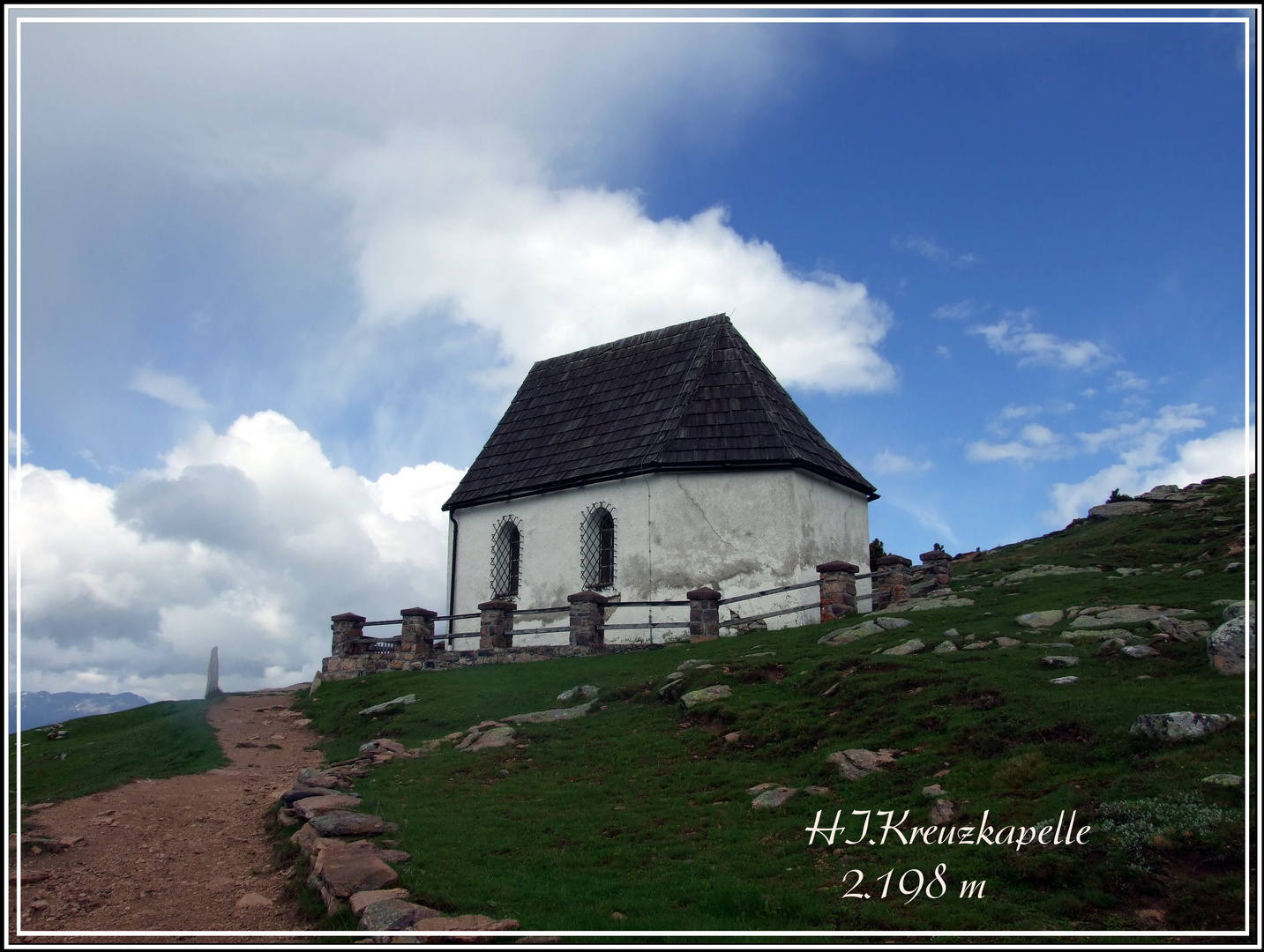 Kreuzkapelle am Außerraschötzgipfel Dolomiten