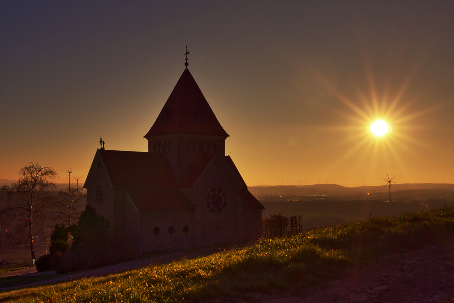 Kreuzkapelle bei Gau-Bickelheim in der Abendsonne