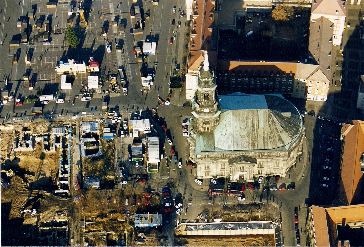 Kreuzkirche und Altmarkt 1997 mit freigelegten alten Kellergewölben