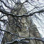 Kreuzkirchenturm hinter Hängebuchengeäst im Schnee-Dezember 2010