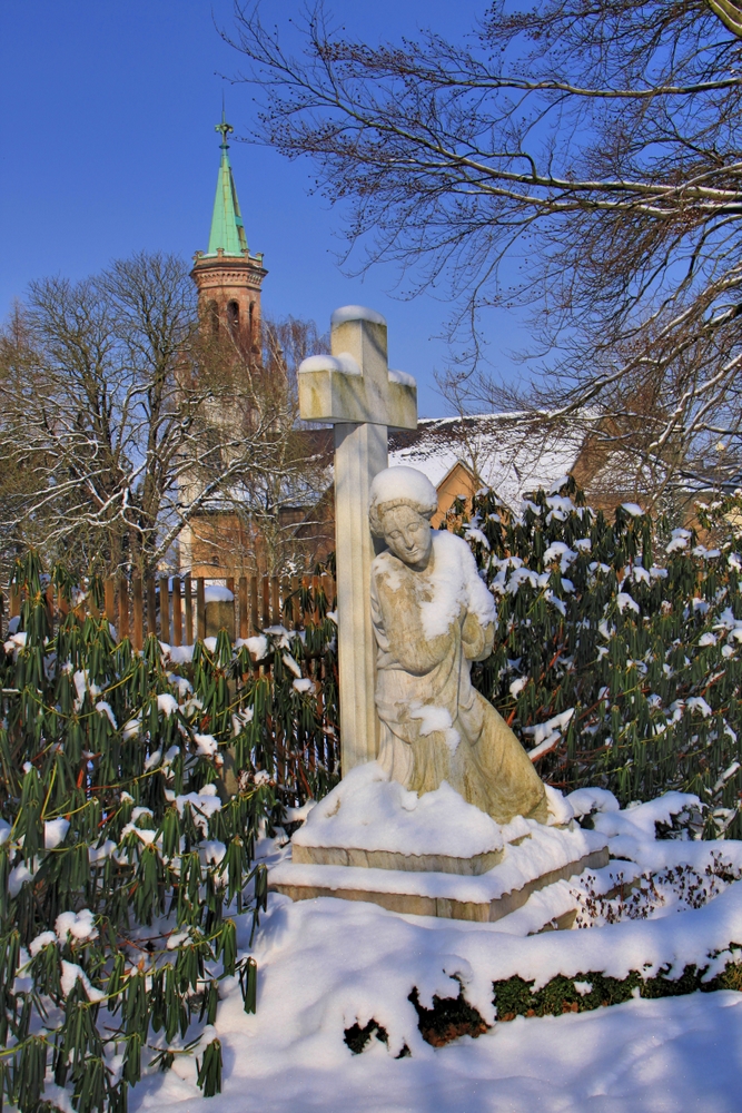 Kreuzstatue und Kirchturm