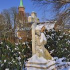 Kreuzstatue und Kirchturm