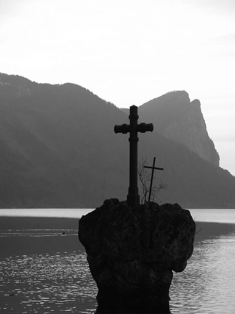 Kreuzstein am schönen Mondsee