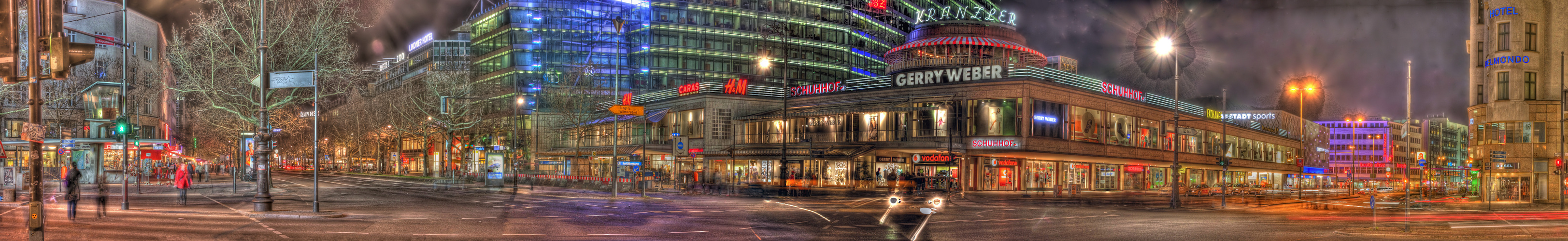 Kreuzung am Cafe Kranzler Berlin bei Nacht